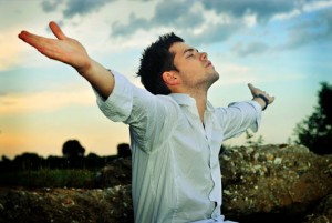 « Ils étaient assidus à l’enseignement des apôtres et aux prières,…unanimes…dans l’allégresse et la simplicité, ils louaient Dieu » (Ch 3 et 4).